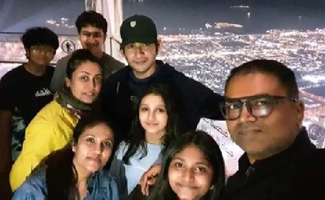 Mahesh Babu and Vamsi Paidipally Both Family Members Enjoy in Dubai - Sakshi