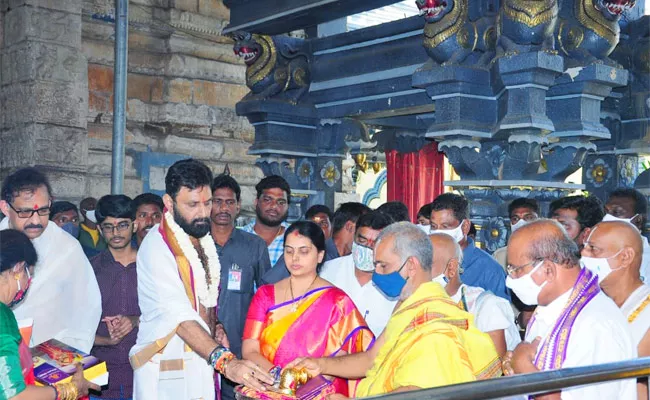 Kodali Nani Visits Bhadradri SeethaRamachandra Swamy Temple - Sakshi
