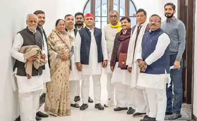 Akhilesh Yadav Meets Allies Over SP And Partners Seats Allocation - Sakshi