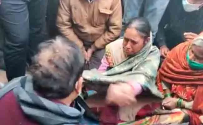 Minister Says Sorry Elderly Woman Gets Himself Slapped At Gwalior - Sakshi