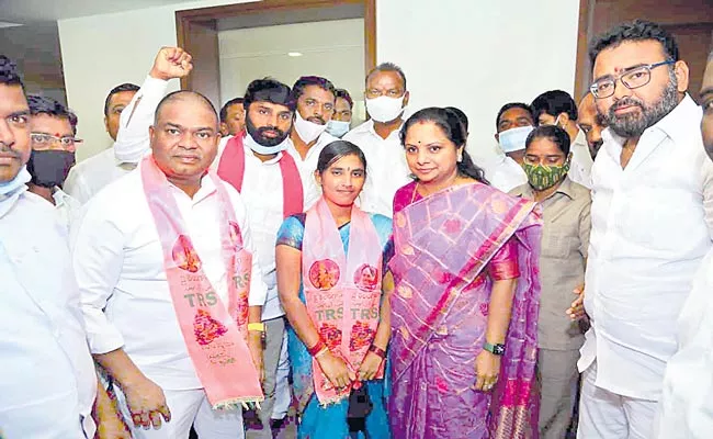 Telangana BJP MPTC Aruna Joins TRS - Sakshi