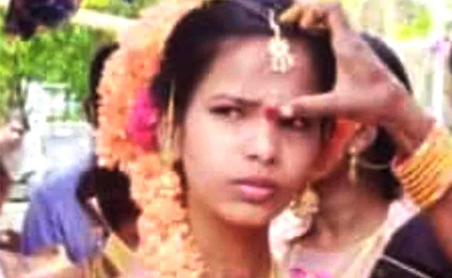 Married Woman Committed Suucide In Ichchapuram Srikakulam - Sakshi