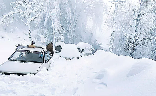 Cold kills 22 stuck in cars in heavy snow at Pakistan resort - Sakshi