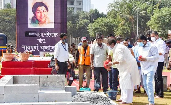 Lata Mangeshkar Brother Reacts On Shivaji Park Memorial Row - Sakshi