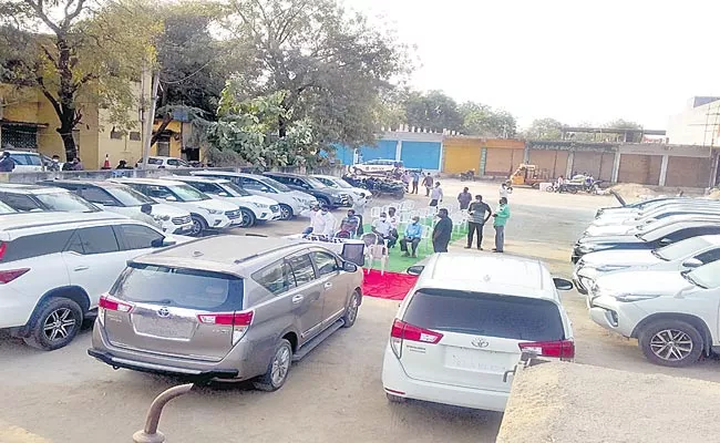 Gangs Selling Stolen Cars With Tampered Engines Arrested In Nalgonda - Sakshi