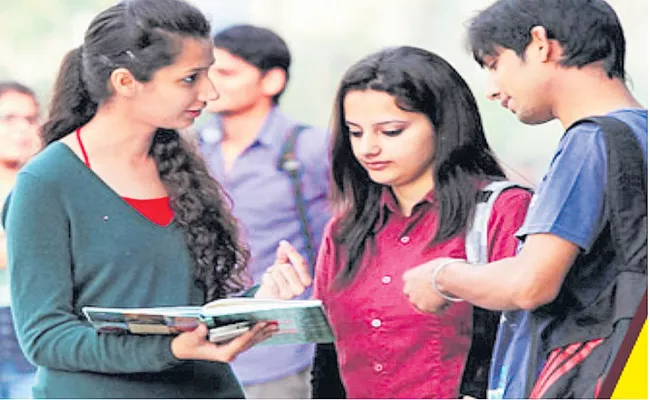 Employers intent to hire freshers rises by 30percent for Jan-Jun - Sakshi