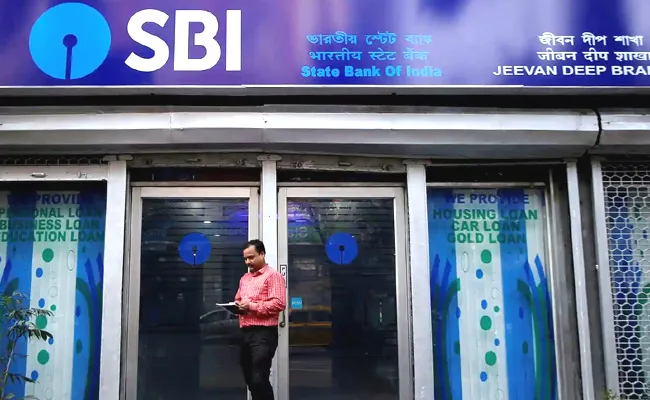Sbi Has Urged Its Customers To Link Their Pan With Aadhaar Card - Sakshi