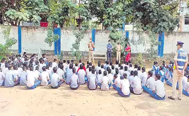 CI Habibullah Khan Educating Students About Drugs - Sakshi