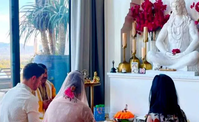 Priyanka Chopra Nick Jonas Celebrate Mahashivratri In Los Angeles - Sakshi