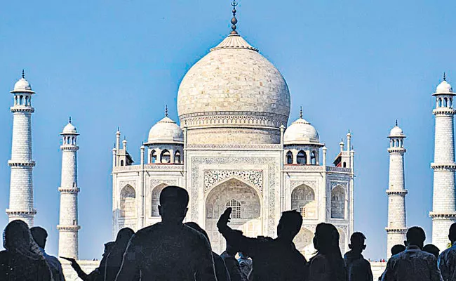 Shah Jahan Cut Off The Hands of Those Who Built The Taj Mahal is Myth - Sakshi