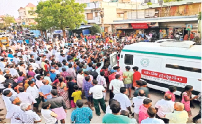 Nine People killed Bus Overturned Valley At Bhakarapeta Saturday  - Sakshi
