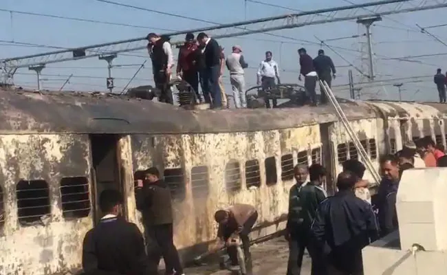 Meerut Train Fire Accident: Train Pushed By Passengers Video Viral - Sakshi