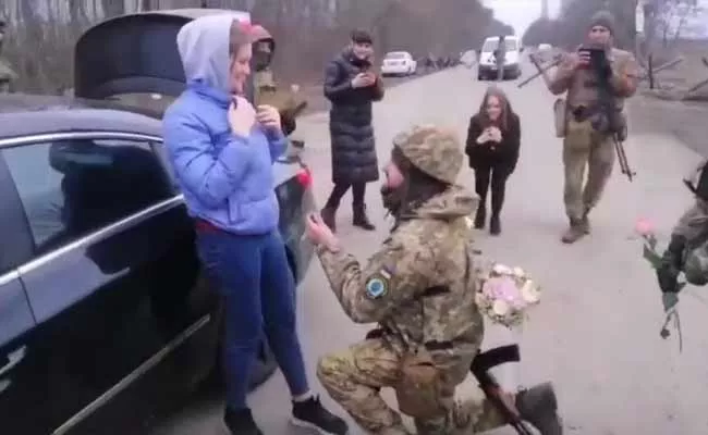 Ukrainian Soldier Proposes To Girlfriend At Military Checkpoint - Sakshi