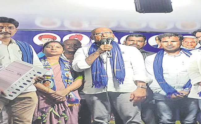 Telangana: BSP RS Praveen Kumar Criticized State Govt Over Paddy Procurement - Sakshi