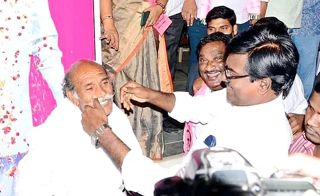 Yasangi Paddy Procurement Puvvada Ajay Kumar Celebrates With Farmers Khammam - Sakshi