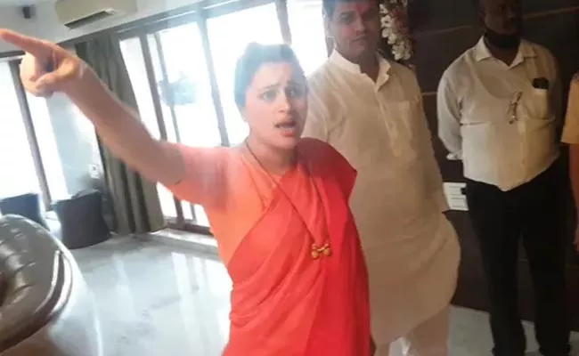Maharashtra: MLA Ravi Rana Wife Navneet Arrested By Police - Sakshi