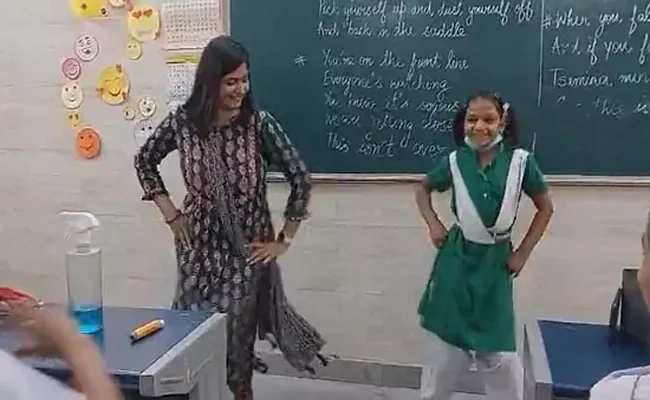 Viral Video: Delhi School Teacher Dances With Students - Sakshi