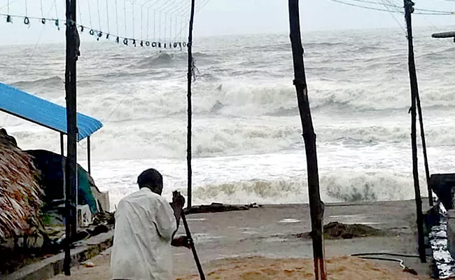 Heavy Impact Of Cyclone Asani On Four Districts Of AP IMD - Sakshi
