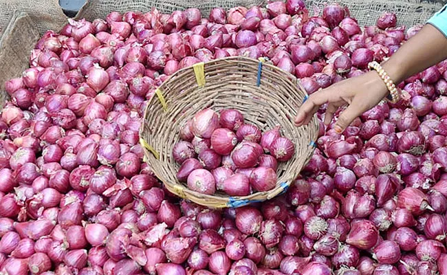 Hyderabad: Onion Prices Dips Day by day How Kg 10 Rupees - Sakshi