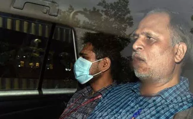 Delhi Minister Satyendar Jain In Car Appears Blood On His Face Viral - Sakshi