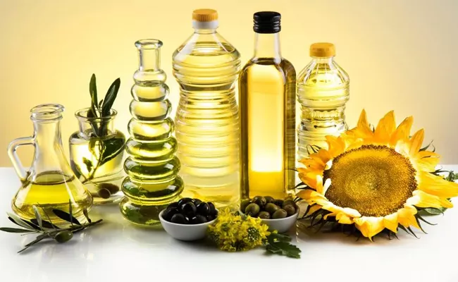 Branded edible oil makers slash prices - Sakshi