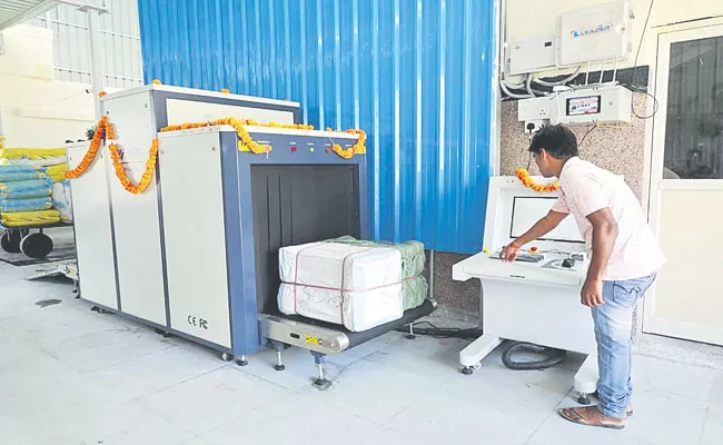 SCR Introduced Parcel Scanner At Hyderabad Nampally Station - Sakshi