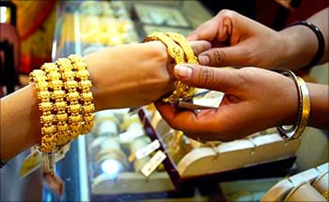 Hyderabad: woman Theft Gold Bangles In Jewellery - Sakshi