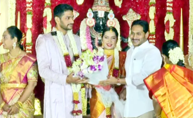 CM YS Jagan Attends Wedding Reception at Mangalagiri Guntur - Sakshi