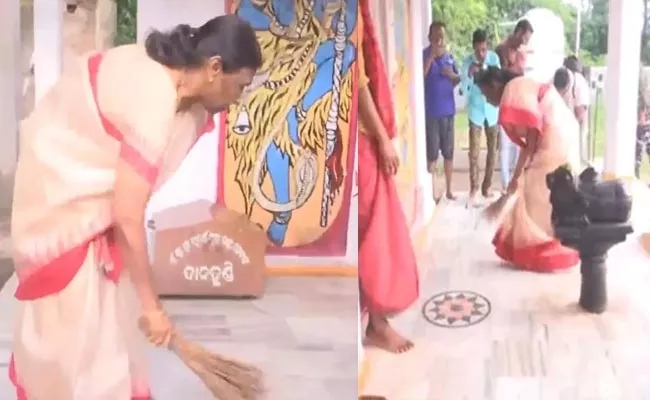 Droupadi Murmu Sweeps Temple Floor At Shiv Temple - Sakshi