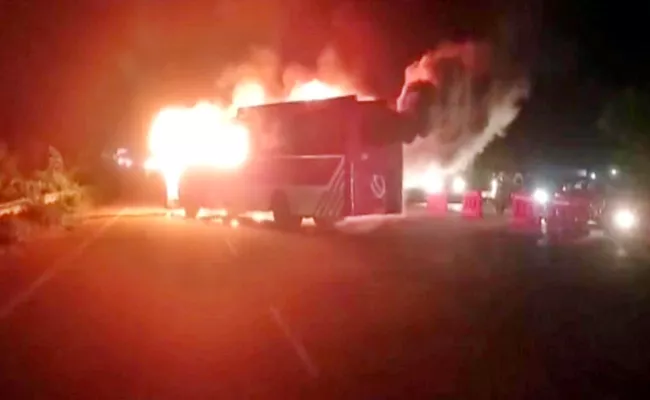 TSRTC Luxury Bus Burnt In Fire At Mahbubnagar - Sakshi