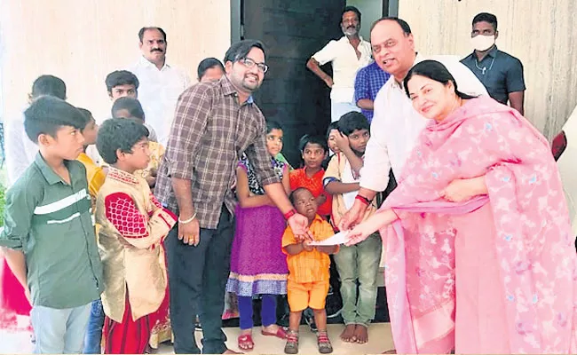 Vemireddy Prabhakar Reddy Donates Rs 3 lakh to Pragati Charities - Sakshi