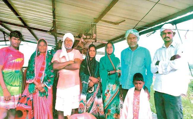 9 Farm Labourers Are Safe Who Stranded In a Kurru Godavari River Raikal Mandal - Sakshi