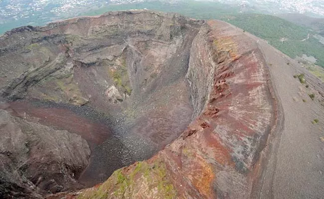 US Tourist Take Selfie At Volcano Loss Phone Falls Into Crater  - Sakshi