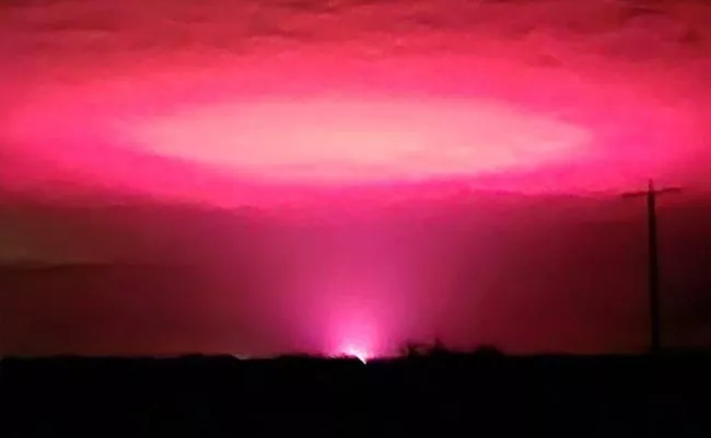 Sky Was Filled With a Strange Pink Glow in Australian Town - Sakshi