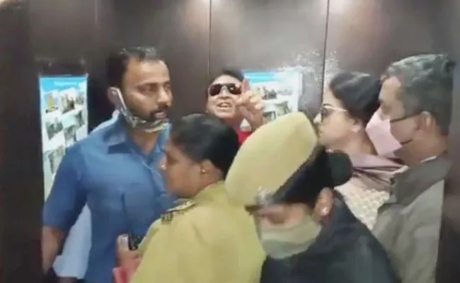 Actor Naresh Third Wife Ramya Try To Attack On Pavitra Lokesh in Mysore Hotel - Sakshi