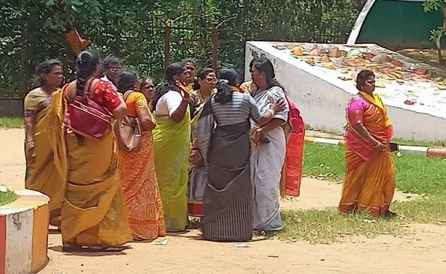 Conflict Between TDP Women Leaders In Visakhapatnam - Sakshi