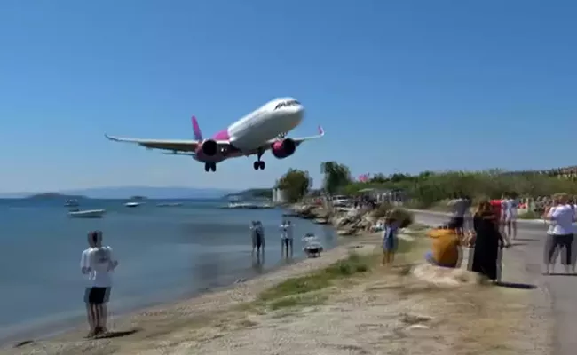 A Plane Making Lowest Ever Landing At Skiathos Airport Greece - Sakshi
