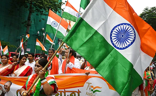 Har Ghar Tiranga: over 1 crore national flags sold 10 days - Sakshi