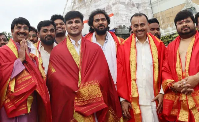 Nikhil and Karthikeya 2 Movie Team Visits Tirumala Tirupati Devasthanam - Sakshi