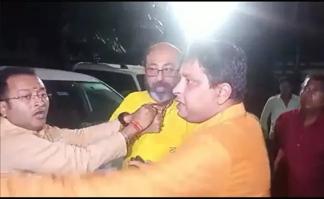 Kolkata BJP youth leader Abhijit Beating Lawyer - Sakshi