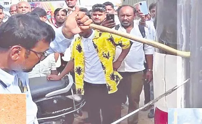 Cobra In Bus Creates Chaos At Karnataka - Sakshi