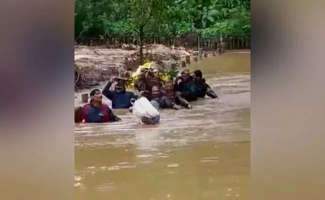 Shjivamogga Villagers Wade Through Chest Deep Water With Corpse - Sakshi