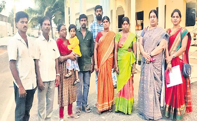 AP Women landed in Kerala jail after Agent Cheated them - Sakshi