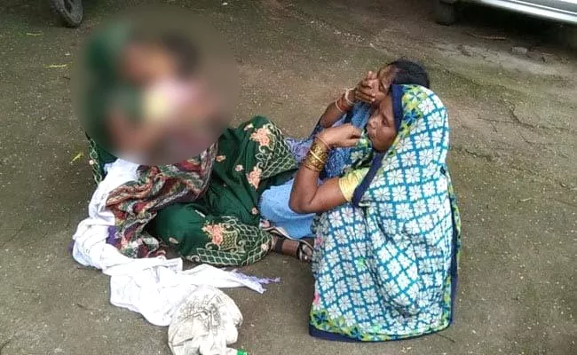Medical Negligence 5 Years Old Boy Died Mothers Arms In Madhya Pradesh - Sakshi
