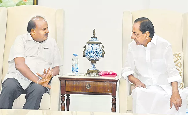 EX Karnataka CM HD Kumaraswamy Meets Telangana CM KCR - Sakshi