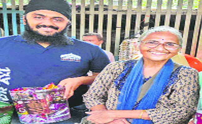 Elderly Woman Dadiji Selling Chocolates On Mumbai Local Train Viral - Sakshi