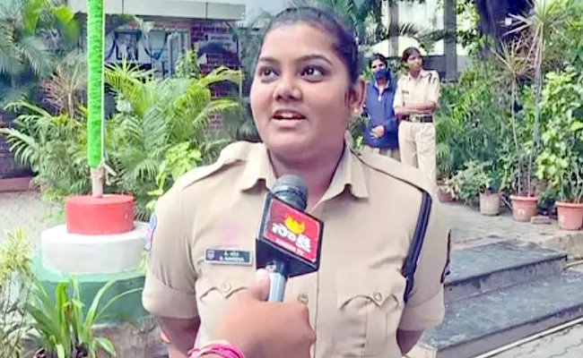 Lady Constable Performed CPR And Saved Woman Life At Gymkhana Ground - Sakshi