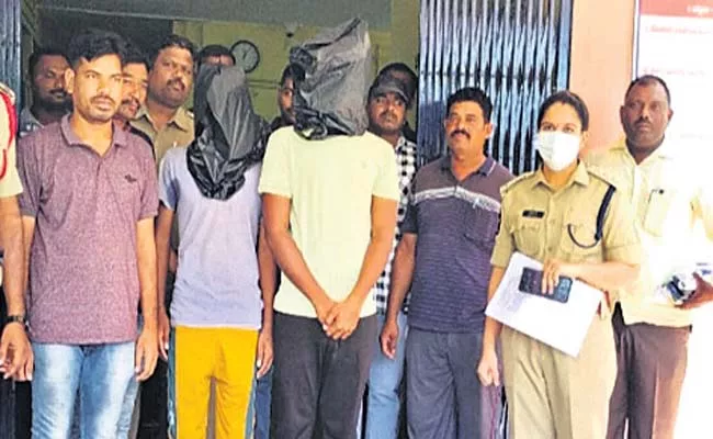 Gang Involved In Extorting Retail Expenses Arrested At Penukonda - Sakshi