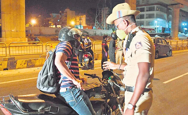 Karnataka Police checking Fingerprints Of Bikers In special Drive - Sakshi