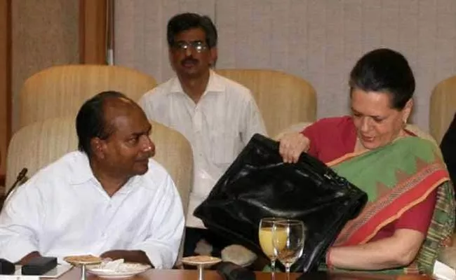 Sonia Gandhi Remembers Ak Antony In Amid Rajasthan Political Crisis - Sakshi
